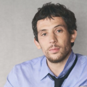 Josh O’Connor es el nuevo embajador de Dior y redefine la elegancia masculina